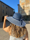 Una mujer con sombrero granate 